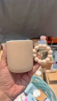 مج سيراميك بتصميم عصري ومقبض كروي