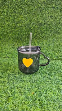 كوب زجاجي مزخرف بقلب مع غطاء وقشة