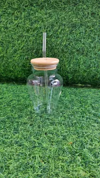 كوب زجاجي مع غطاء خشبي وقشة