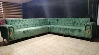 كنبة زاوية مخملية بتصميم كلاسيكي