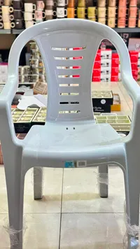 كرسي بلاستيك أبيض بمسند للذراعين
