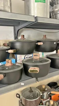 طقم طناجر جرانيت أسود بمقابض خشبية
