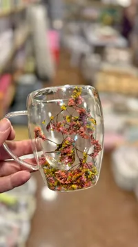 كوب زجاجي مزدوج الجدار مزين بالزهور المجففة