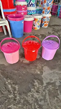 دلو بلاستيك بغطاء