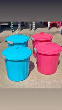 سلة مهملات بغطاء