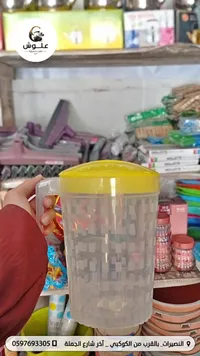 إبريق بلاستيك بغطاء أصفر