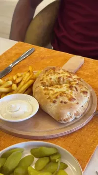 وجبة كالزوني بالجبنة