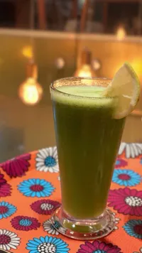 عصير أخضر منعش بالليمون