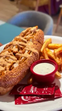 ساندويتش دجاج مقرمش مع بطاطس مقلية (Chicken Sandwich)