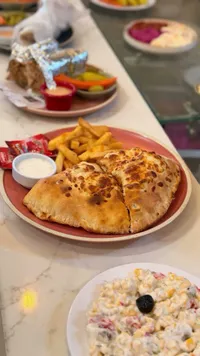 كالزوني بالجبنة واللحم