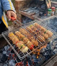 شبكة شواء معدنية بمقبض خشبي
