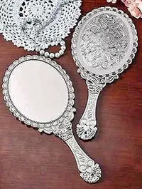 مرآة يدوية كلاسيكية بتصميم مزخرف
