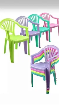كراسي بلاستيك ملونة للأطفال