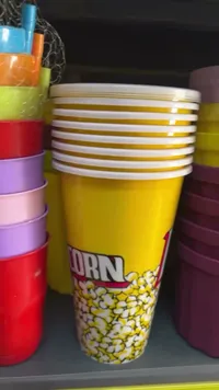 أكواب بلاستيكية ملونة للفشار