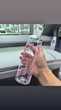 كأس مق هدايا مزين بالقلوب والأقواس