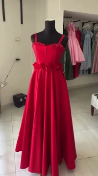 فستان سهرة أحمر بخصر مزين بالورود