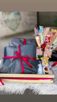باقة هدايا شوكولاتة وحلويات متنوعة