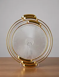 طقم صواني تقديم أكريليك (أو زجاج) شفاف بمقابض وإطار ذهبي، وتأتي بتصميم مخطط (مضلع) بأحجام متعددة