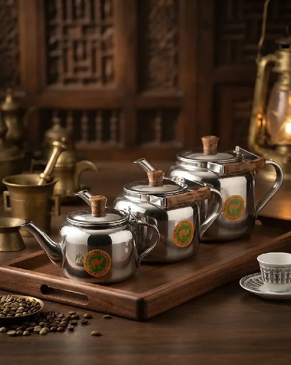 براد شاي ستانلس ستيل مع مقبض خشبي (تصميم كلاسيكي مع شعار الجمل). - أدوات منزلية - سوق غزة