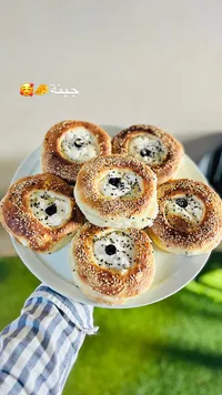 معجنات بالجبنة والزيتون