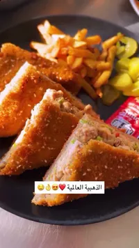 ساندويتش مقلي بالدجاج والبطاطس المقلية