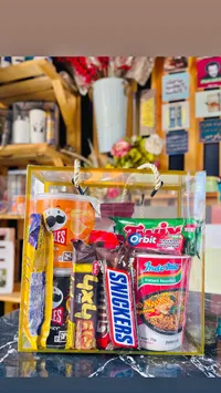 سلة هدايا متنوعة (Snickers, Pringles, Indomie, Orbit)