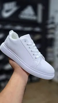 حذاء رياضي أبيض (Sneakers)