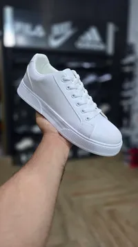 حذاء رياضي أبيض (Sneakers)