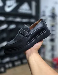 حذاء شبابي أسود بكعب عريض (Loafer)