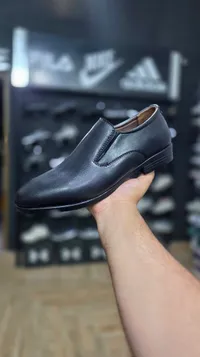 حذاء شبابي جلد أسود