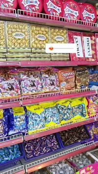 عرض الحلويات والشوكولاتة المتنوعة