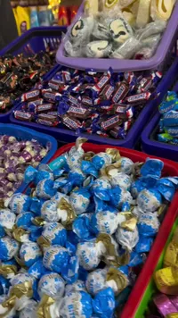 مجموعة حلويات متنوعة برائحة زعفران وشوكولاتة