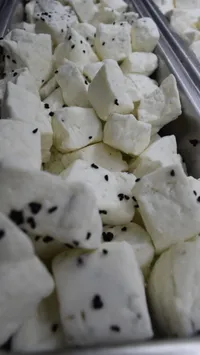 جبنة بيضاء بحبوب السمسم الأسود