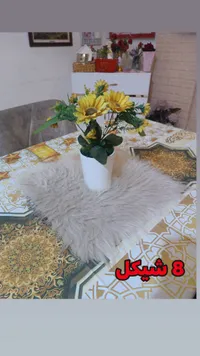 مفرش طاولة فرو رمادي مع زهور ديكور