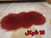 سجادة فرو أحمر داكن بتصميم بيضاوي