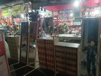 أقسام عرض متجر تجاري مع شاشات LED
