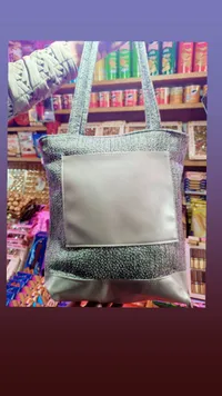 حقيبة يد فضية براقة