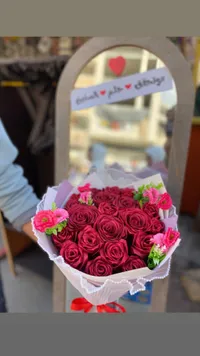 باقة ورود حمراء مع قرنفل وردي