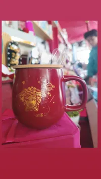 مج سيراميك أحمر بتصميم فيرساتشي (Versace)