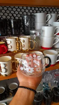 كوب زجاجي شفاف بنقوش زهور