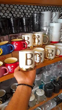 مج سيراميك مزخرف بحرف B ذهبي