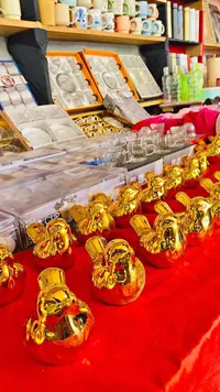 زينة على شكل طيور ذهبية