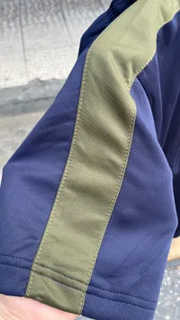 بنطال رياضي رجالي كحلي مع شريط جانبي زيتوني