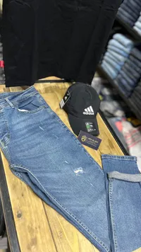 طقم ملابس رجالي كاجوال - بنطال جينز وقبعة أديداس (Adidas)
