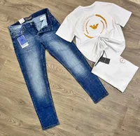 جينز أزرق و تيشيرت مطبوع - لافينتو وإمبوريو أرماني (Lavento, Emporio Armani)