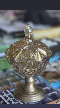 علبة زينة كريستالية مع غطاء وقاعدة معدنية