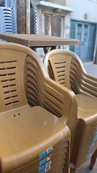 كرسي بلاستيك بني