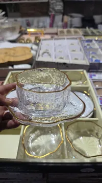 أكواب وصحون زجاجية مزخرفة بحواف ذهبية