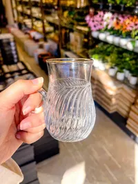 كوب زجاجي بتصميم مموج