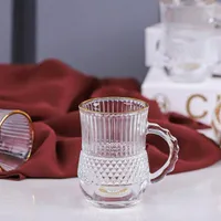 كوب زجاجي مزخرف بحافة ذهبية